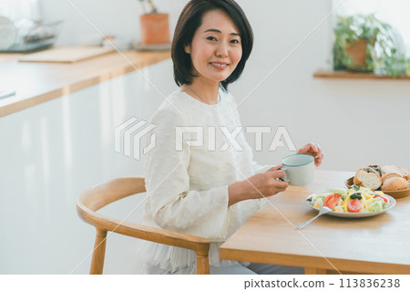早餐 女生 女孩 113836238