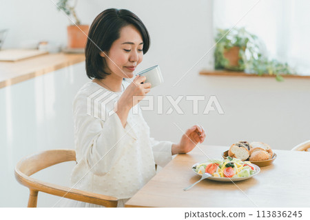 早餐 女生 女孩 113836245