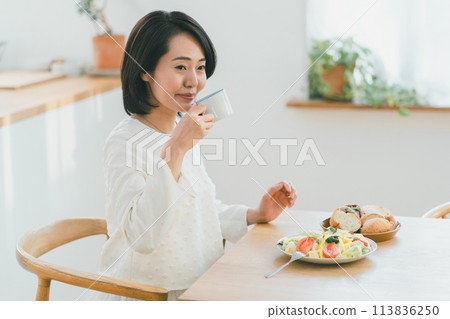 早餐 女生 女孩 113836250