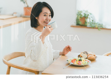 早餐 女生 女孩 113836254