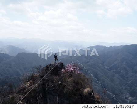 站在岩石山峰上的登山者 1 站在岩石山峰上的登山者 1 113836527