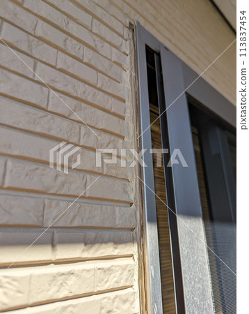 Poorly applied caulking during exterior wall painting [burrs and dripping] 113837454