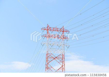 高壓電線塔漆成白色和紅色，藍天 113838456