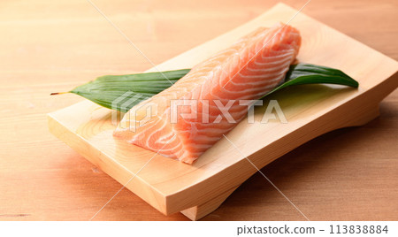 Salmon filleted for sashimi (fillet) 113838884