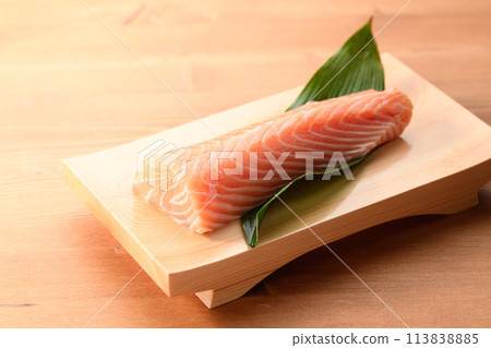 生魚片用鮭魚柵欄(柵欄) 生魚片用鮭魚柵欄(柵欄) 113838885