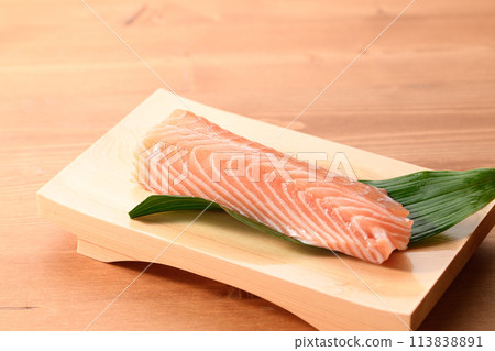 生魚片用鮭魚柵欄（柵欄） 113838891