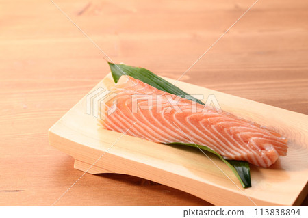 生魚片用鮭魚柵欄（柵欄） 113838894