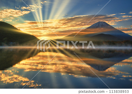 Beautiful morning view of Mt. Fuji from Lake Shojiko Beautiful morning view of Mt. Fuji from Lake Shojiko 113838933