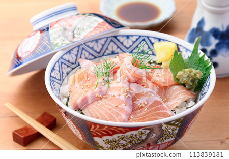 Salmon rice bowl (donburi) Salmon rice bowl (donburi) 113839181