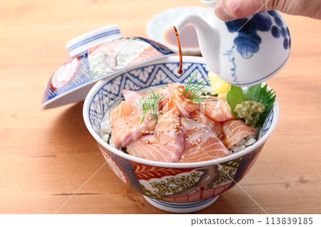 鮭魚蓋飯（donburi） 113839185