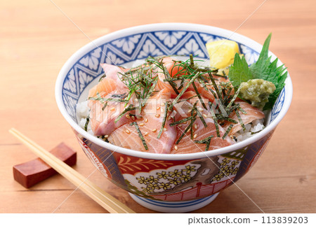 Salmon rice bowl (donburi) 113839203