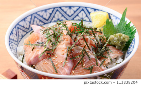 Salmon rice bowl (donburi) 113839204