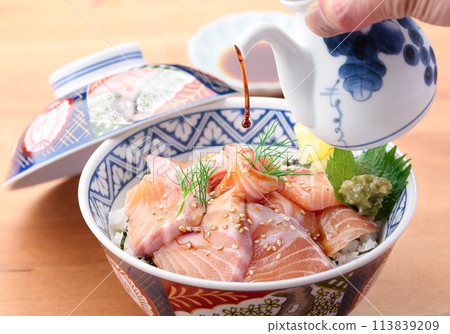 Salmon rice bowl (donburi) 113839209