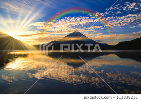 從精進湖眺望富士山的美麗早晨景色 113839215