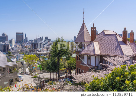 神戶異人館週邊的街景:櫻花盛開 神戶異人館週邊的街景:櫻花盛開 113839711