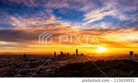 魔法時刻市中心建築的剪影圖 113839952