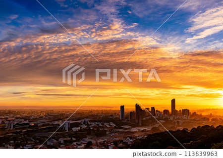 魔法時刻市中心建築的剪影圖 魔法時刻市中心建築的剪影圖 113839963