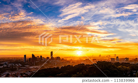 魔法時刻市中心建築的剪影圖 魔法時刻市中心建築的剪影圖 113839966