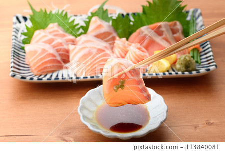 Salmon sashimi 113840081