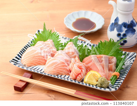 Salmon sashimi 113840107