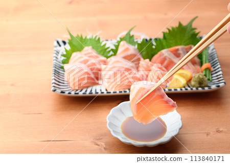 Salmon sashimi 113840171