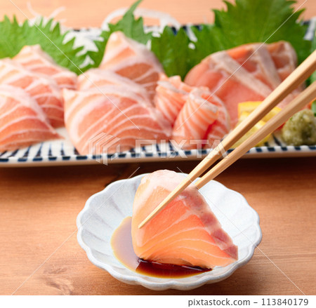 Salmon sashimi 113840179
