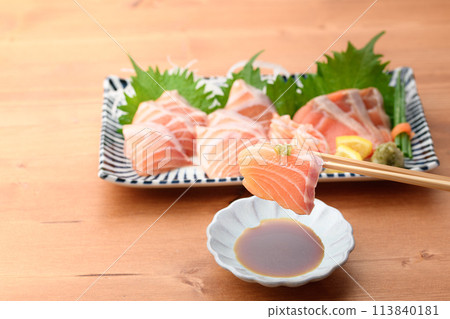 Salmon sashimi 113840181