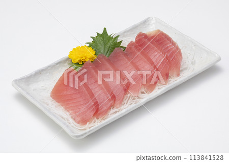 Yellowfin tuna sashimi 113841528