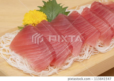 Yellowfin tuna sashimi 113841547