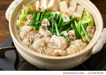 Hot and boiling motsunabe 113843536