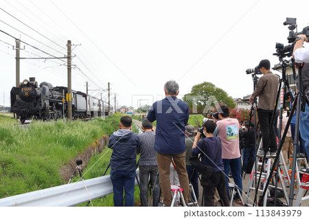 Railway fans and tourists waiting to catch the Chichibu Railway SL Paleo Express departing from Fukaya Hanazono Station (Fukaya City, Saitama Prefecture) Railway fans and tourists waiting to catch the Chichibu Railway SL Paleo Express departing from Fukaya Hanazono Station (Fukaya City, Saitama Prefecture) 113843979
