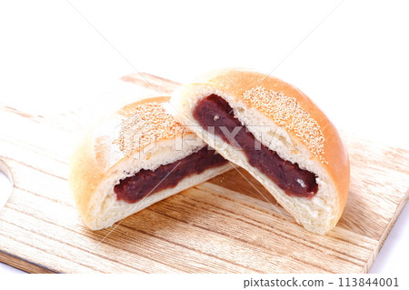 Plump, round, sesame-covered red bean paste 113844001