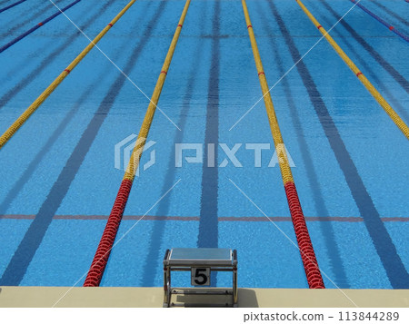 The center lane of the 50m pool and the old-style starting block 113844289