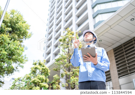 Men's work clothes business inspection looking up Men's work clothes business inspection looking up 113844594