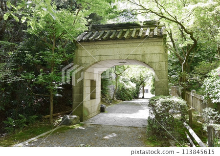 東願寺正道門東側 113845615