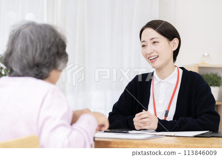 Care manager who conducts long-term care insurance certification survey Long-term care support specialist 113846009