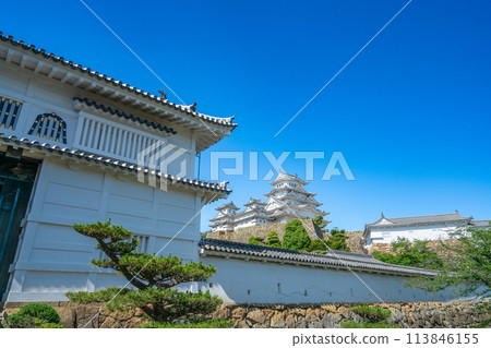 [World Heritage Site Himeji Castle] [Japan's 100 Famous Castles] Hishi-no-mon Gate and Castle Towers 1 Himeji City, Hyogo Prefecture 113846155