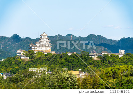 [世界遺產姬路城] [日本名城100選] 從名古山陵園眺望初夏黃昏的姬路城3 兵庫縣姬路市 113846161