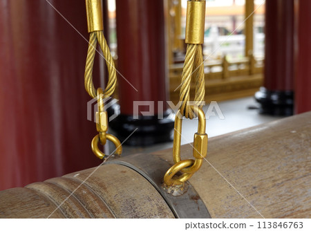 Gold Stainless steel a snap-hook on cable. Detail of rope end. Gold Stainless steel a snap-hook on cable. Detail of rope end. 113846763