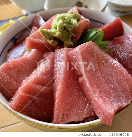 Tuna covered rice bowl Tuna covered rice bowl 113846938