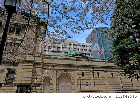 日本銀行總行和櫻花瀕臨凋謝 日本銀行總行和櫻花瀕臨凋謝 113848589