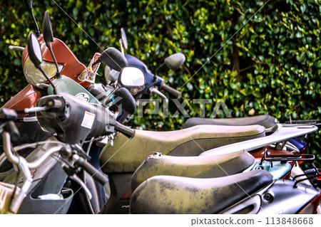 日本橫濱的城市景觀 廢棄的自行車...一輛飽經風霜、破舊的自行車,上面貼著一張要求提供自行車的傳單... 日本橫濱的城市景觀 廢棄的自行車...一輛飽經風霜、破舊的自行車,上面貼著一張要求提供自行車的傳單... 113848668