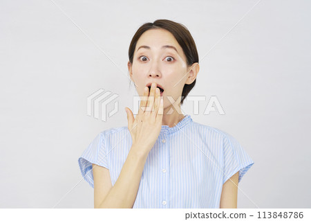 驚訝的中年婦女白色背景 113848786