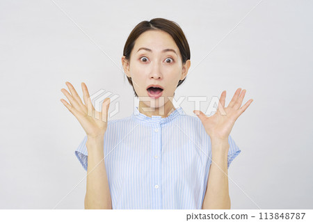 驚訝的中年婦女白色背景 113848787