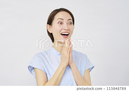 驚訝的中年婦女微笑著，白色背景 113848789
