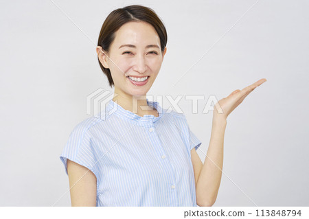 中年婦女用手掌指向右側，白色背景 113848794