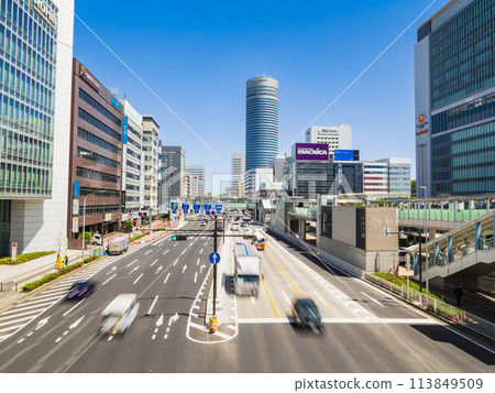 Shin-Yokohama Station North Exit: Circular Route 2 with construction equipment removed from the central median strip *Photo taken in April 2024 113849509