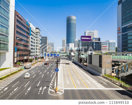 Shin-Yokohama Station North Exit: Circular Route 2 with construction equipment removed from the central median strip *Photo taken in April 2024 113849510