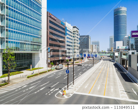 Shin-Yokohama Station North Exit: Circular Route 2 with construction equipment removed from the central median strip *Photo taken in April 2024 113849511