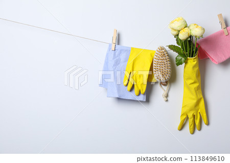 Rubber gloves with flowers on a rope 113849610